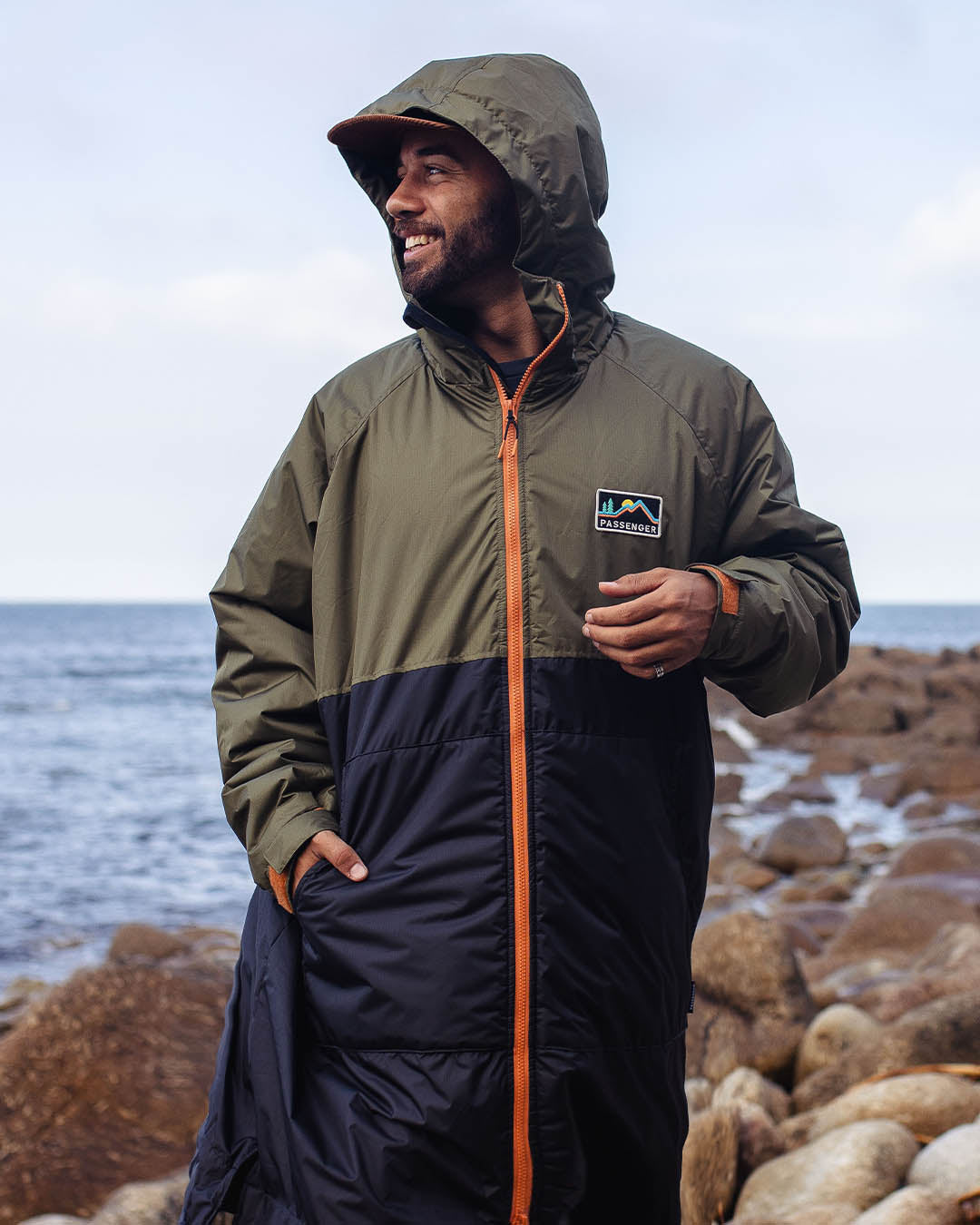 Male_Roaming Recycled Sherpa Lined Changing Robe - Black/ Khaki