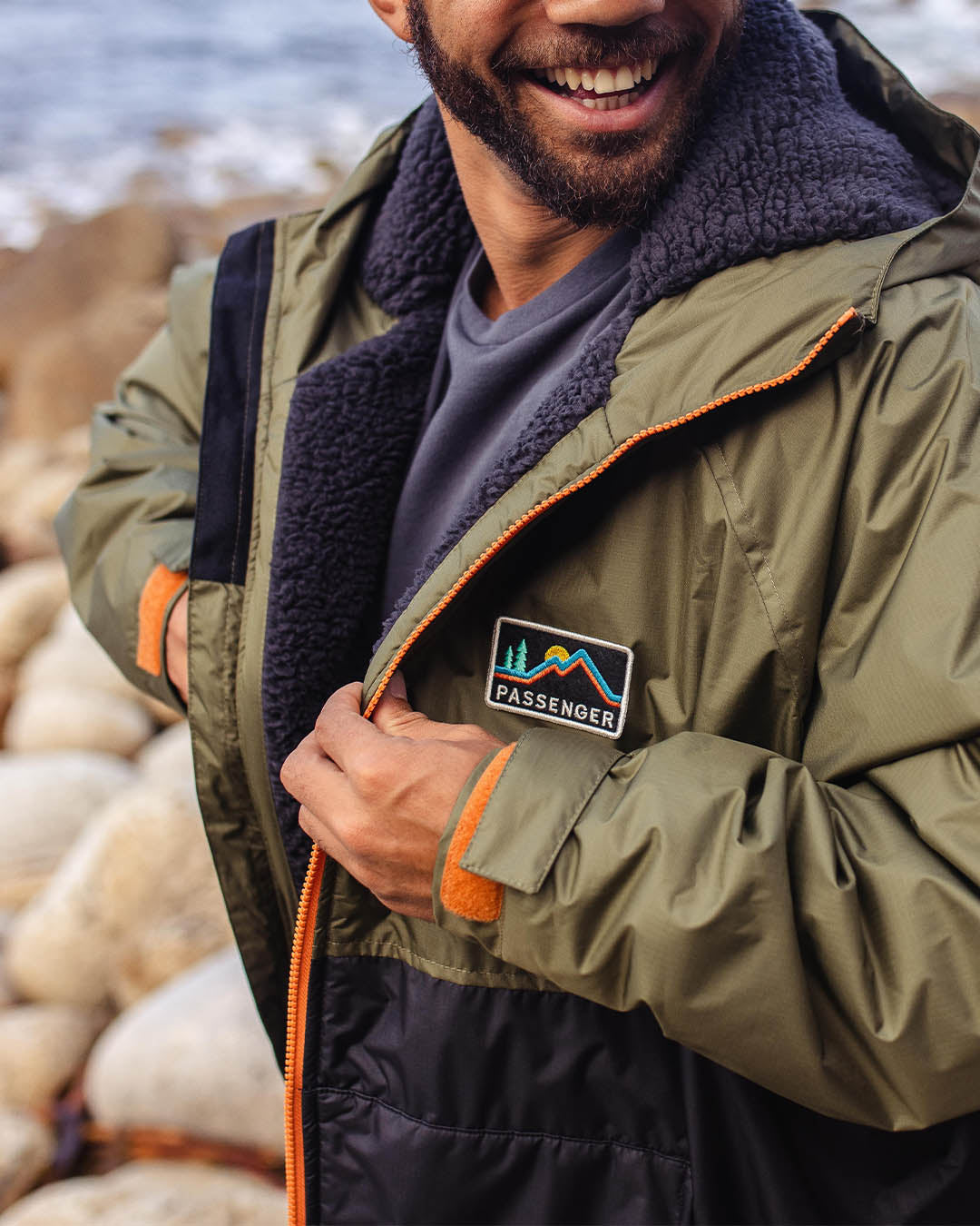 Male_Roaming Recycled Sherpa Lined Changing Robe - Black/ Khaki
