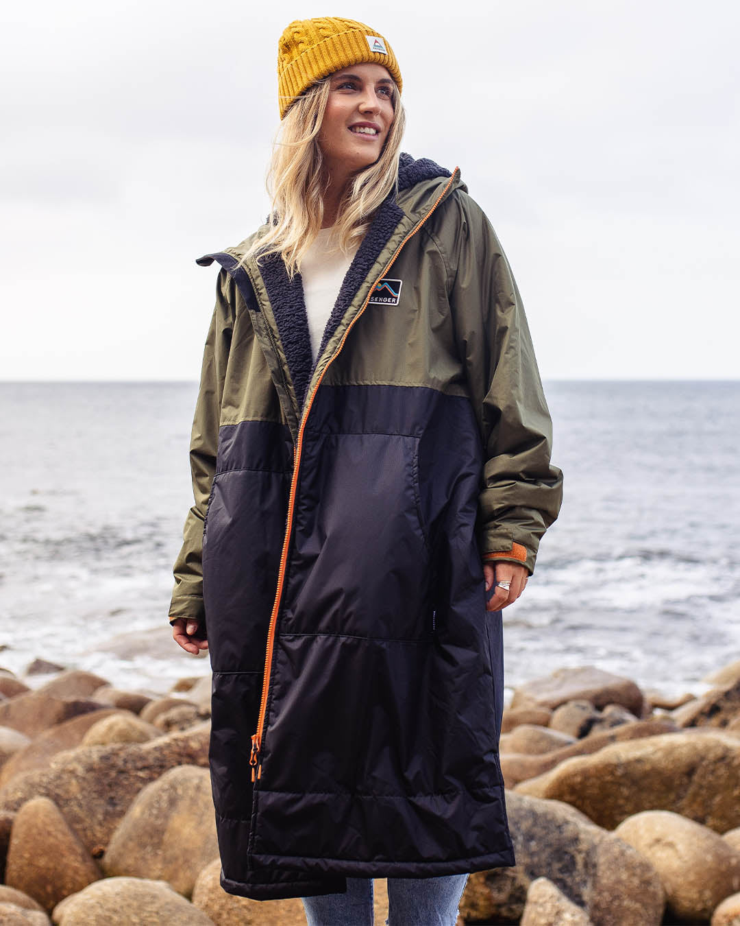 Womens_Roaming Recycled Sherpa Lined Changing Robe - Black/ Khaki