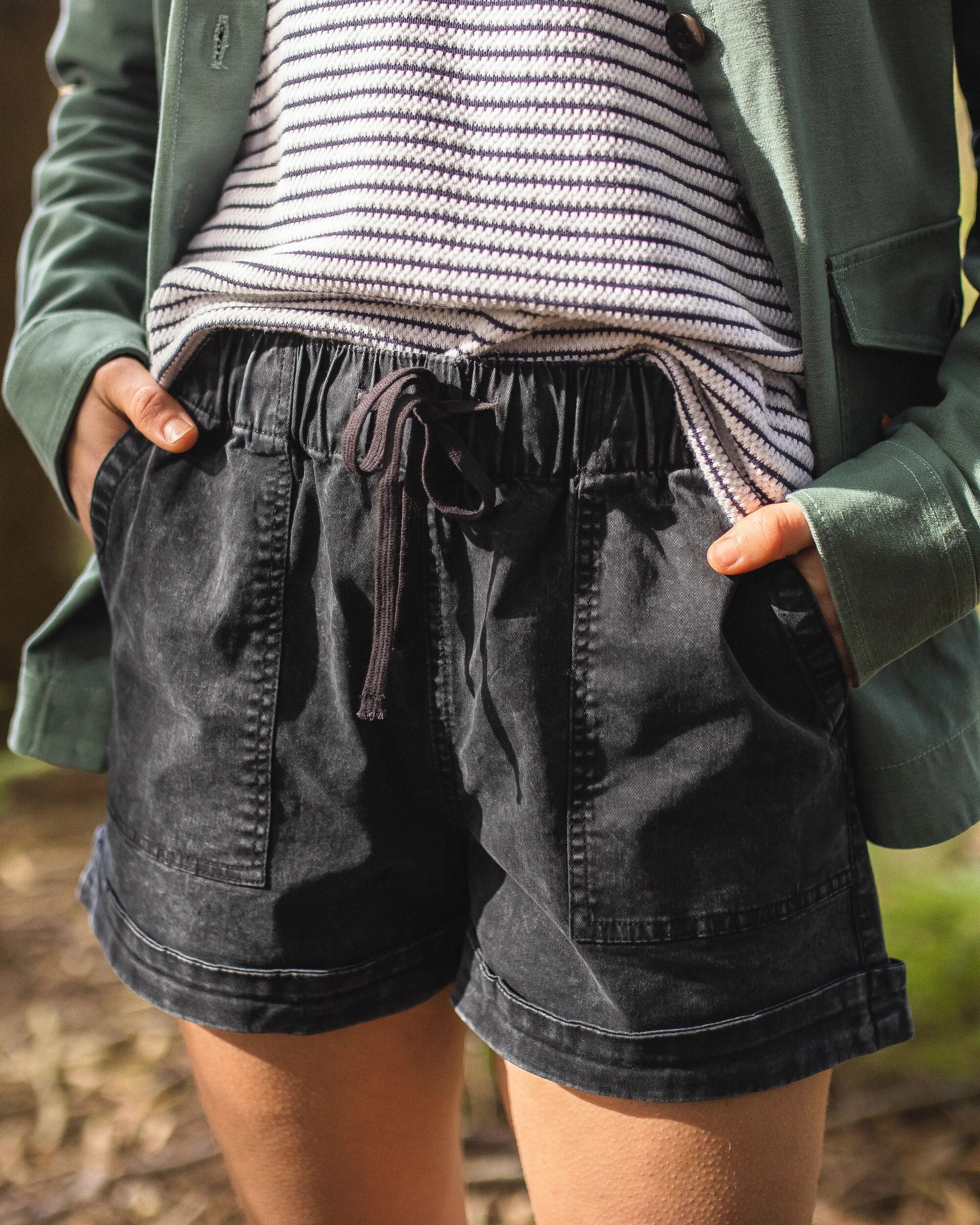 Carriso Organic Cotton Short - Black - Lifestyle