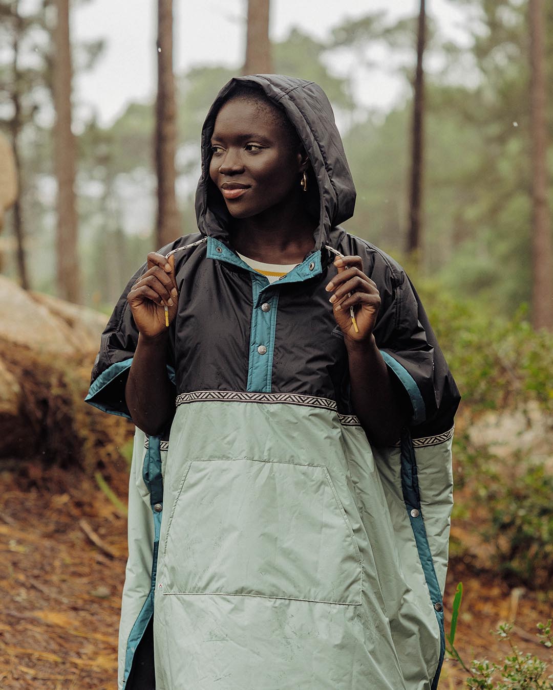 Womens_Outback Recycled Pull Over Changing Robe - True Black/Pistachio