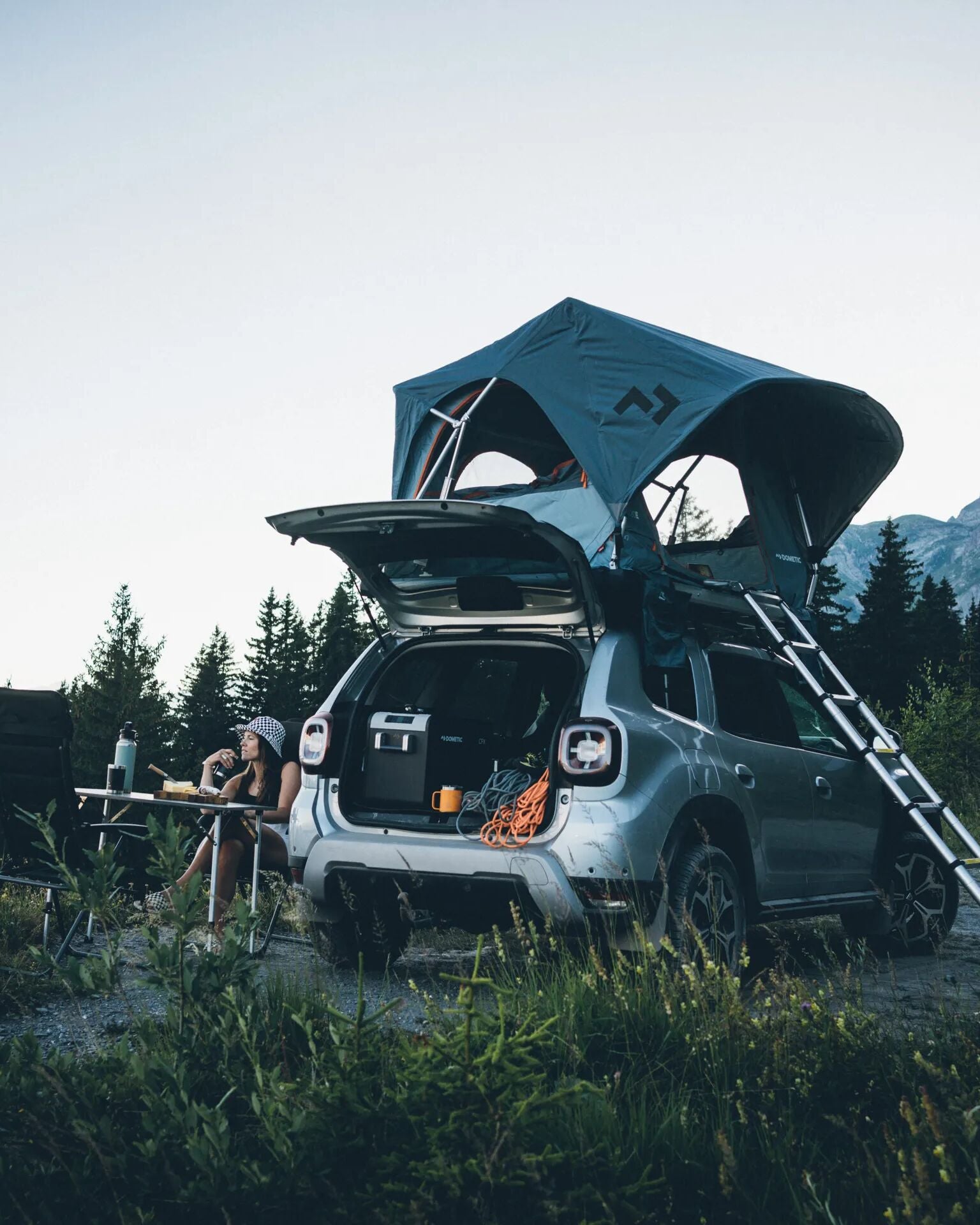 Dometic TRT 120 E - Ocean Blue - Lifestyle