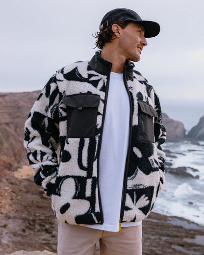Valiant Deep Pile Fleece - Roam Further Black - Lifestyle