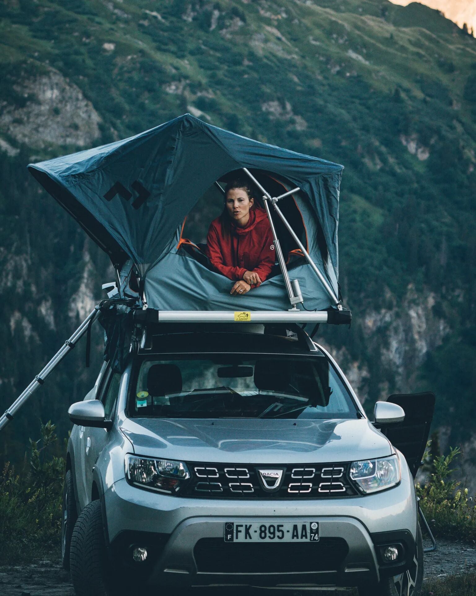 Dometic TRT 120 E - Ocean Blue - Lifestyle