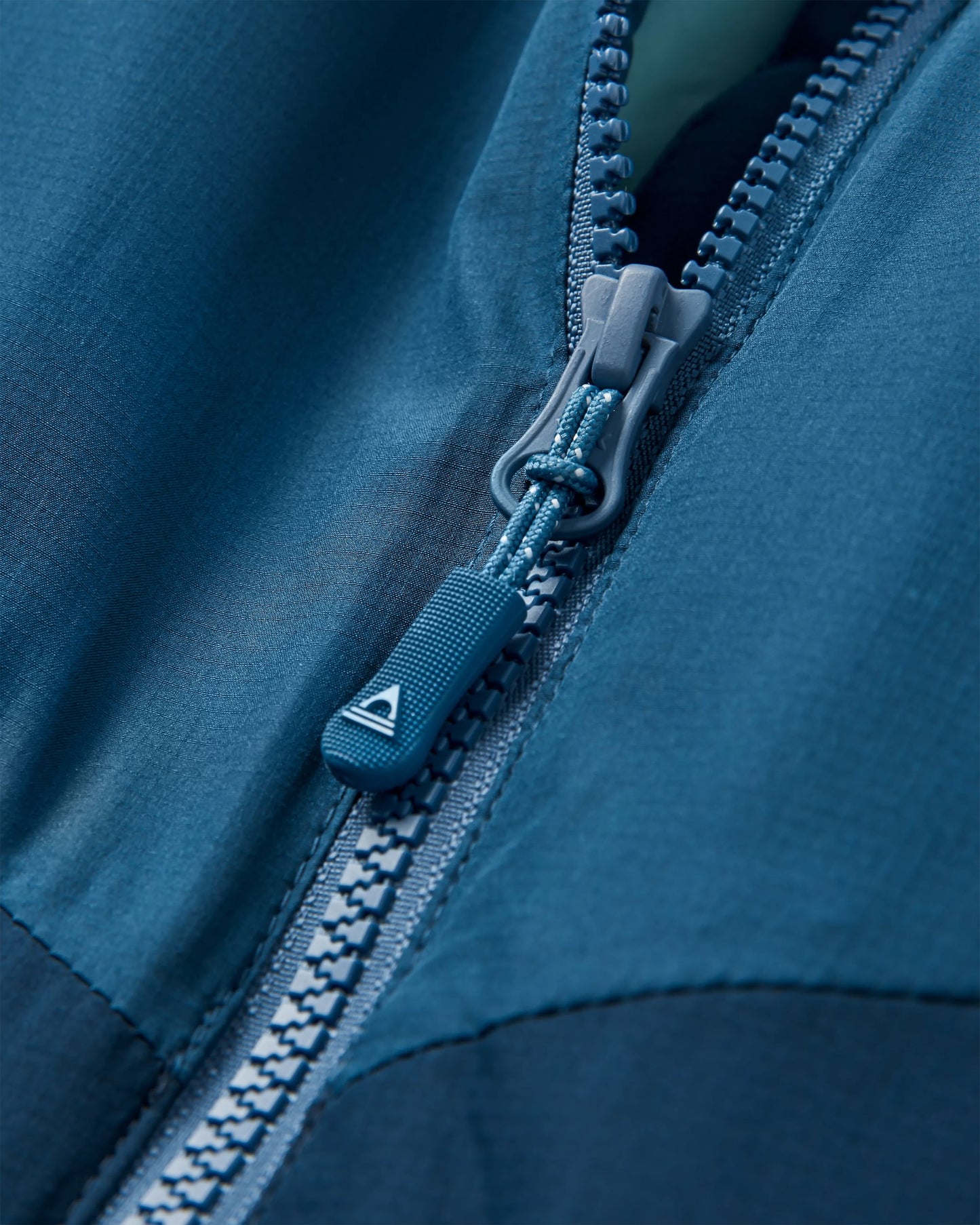 Daybreak Lightweight Recycled Thermore® Insulated Jacket - Rich Navy/Dark Denim/Arctic - Flatlay