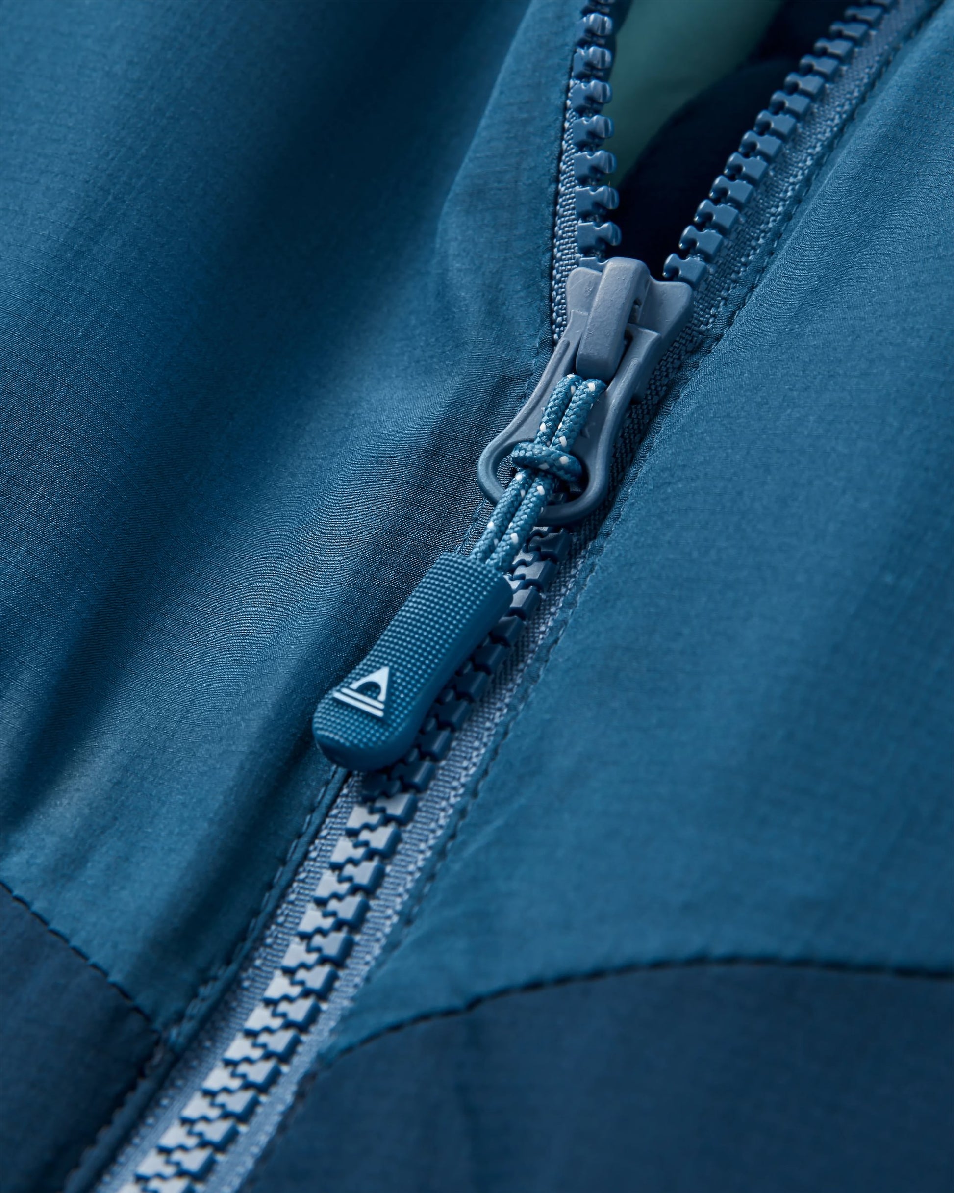 Daybreak Lightweight Recycled Thermore® Insulated Jacket - Rich Navy/Dark Denim/Arctic - Flatlay