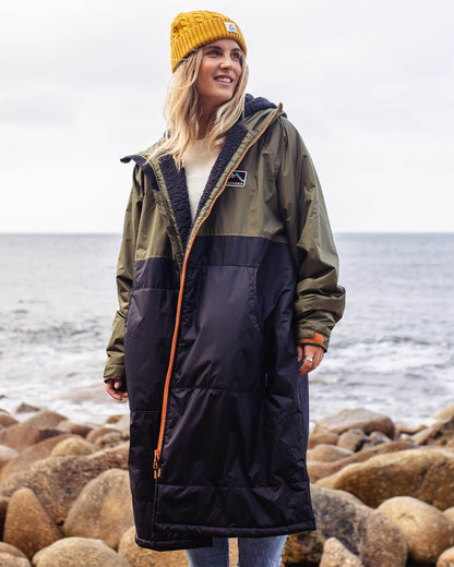 Womens_Roaming Recycled Sherpa Lined Changing Robe - Black/ Khaki