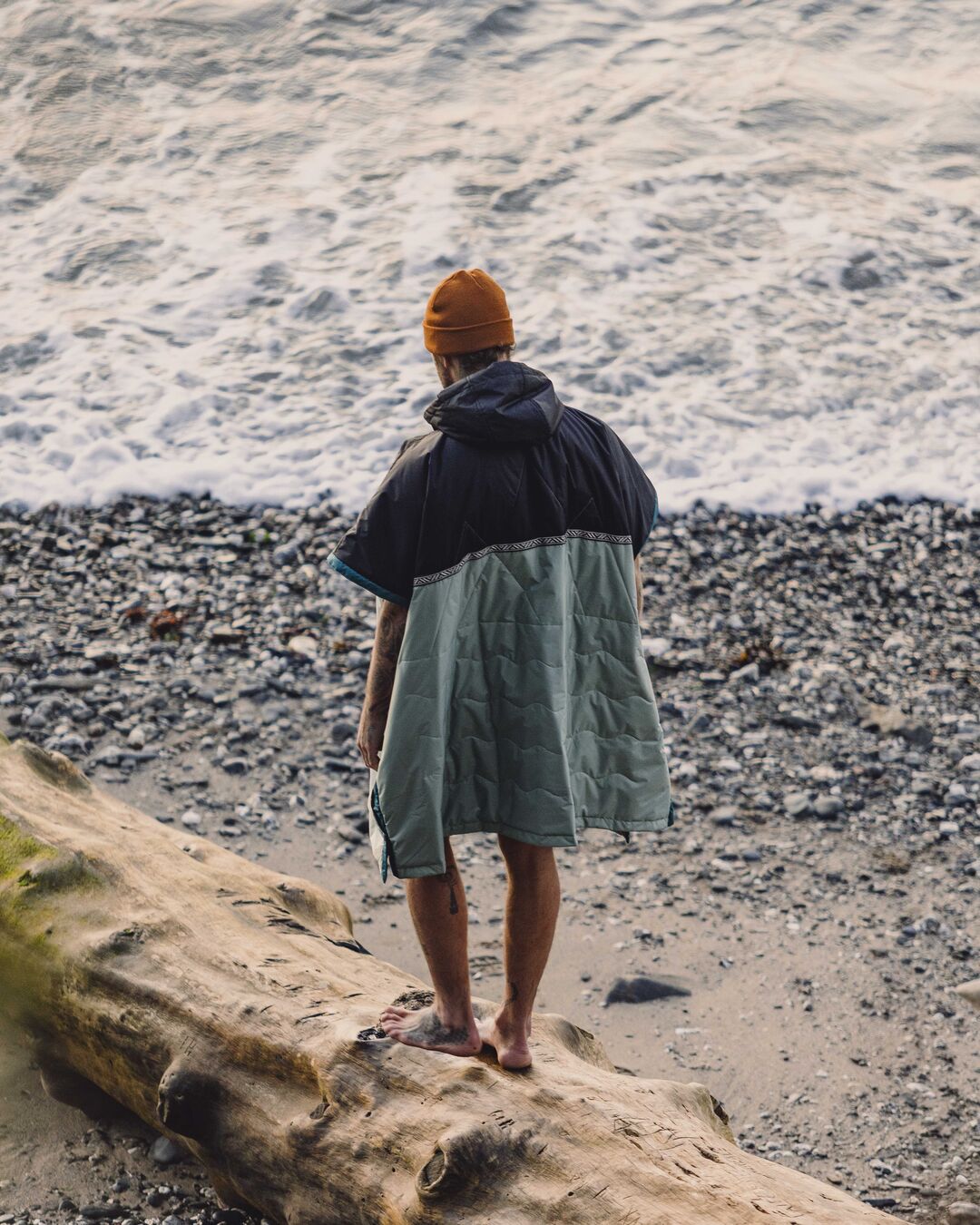 Male_Outback Pull Over Change Robe - True Black/Pistachio