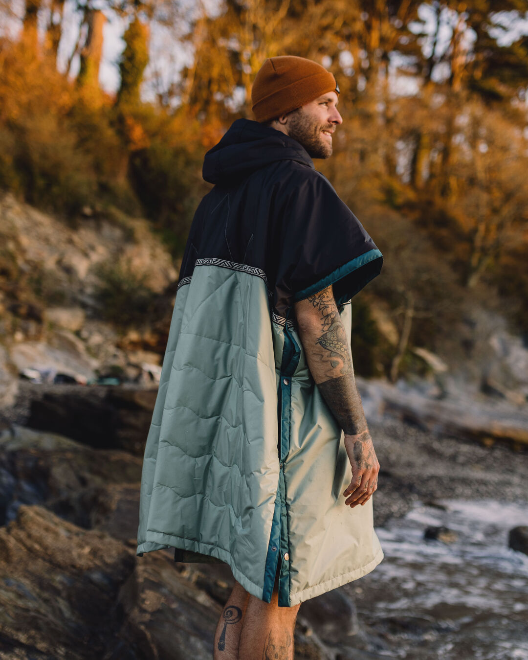 Male_Outback Pull Over Change Robe - True Black/Pistachio