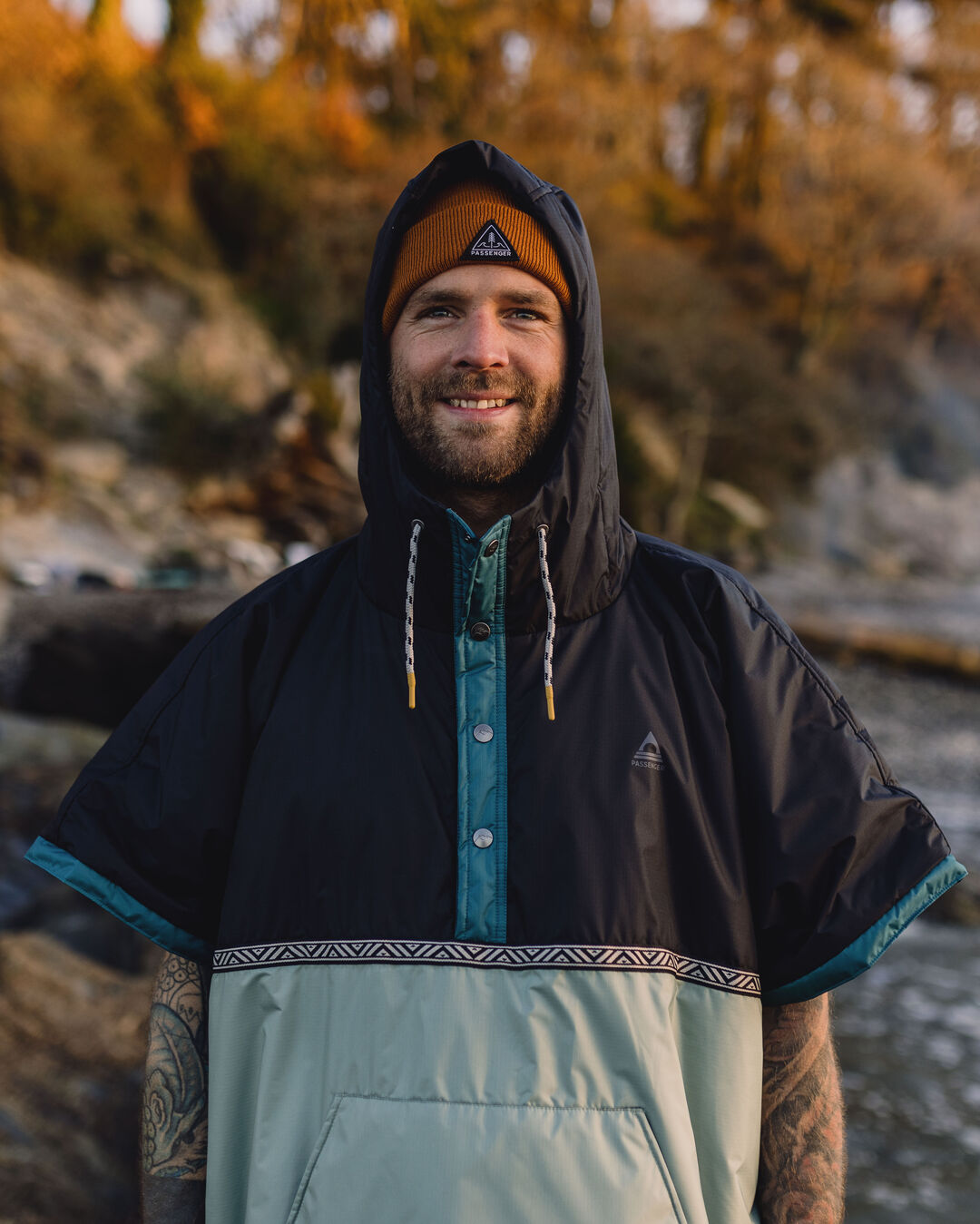 Male_Outback Pull Over Change Robe - True Black/Pistachio